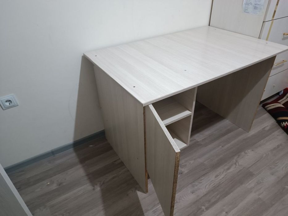 Stol sotiladi / Uy va ofis uchun qulay stol holati aʼlo