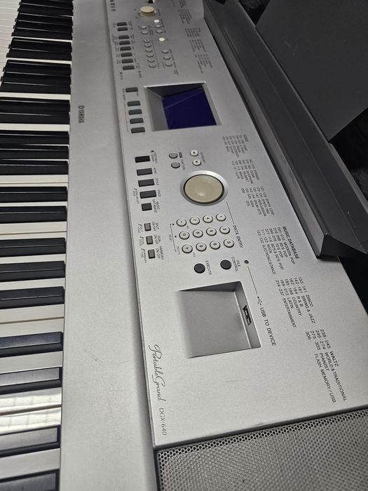 Pian Yamaha DGX 640 cu scaun