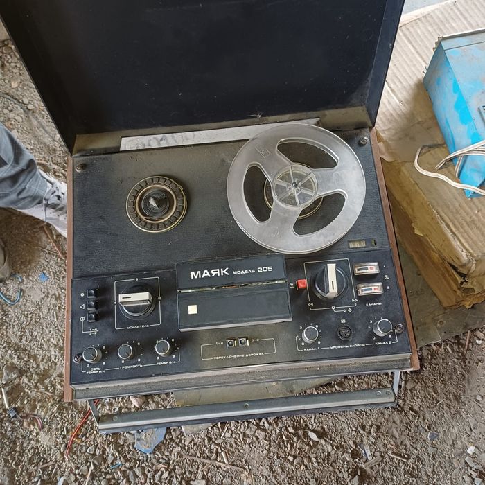 Продам часы янтарь и проигрыватели