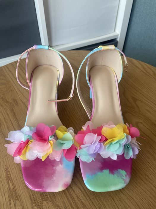 Pantofi cu toc - colorati