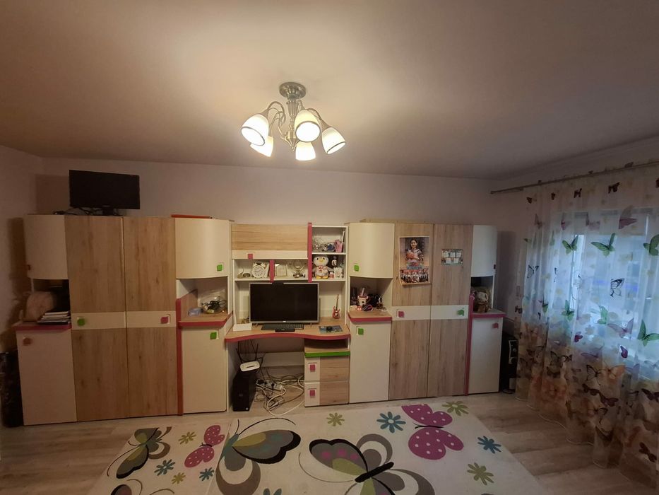 Vand mobila si covoare .