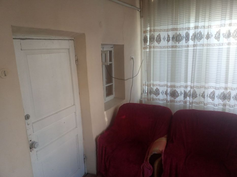 Uy sotiladi.1,5 sotix 3 xona 1 ta ayvon.