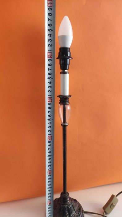 Висока настолна лампа от метал с орнаменти