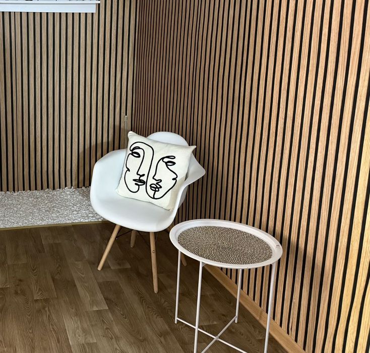 Два бели стола с масичка