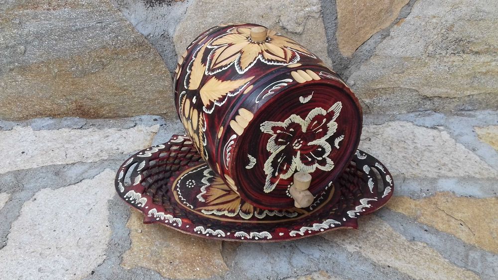 Буре с дърворезба за декорация