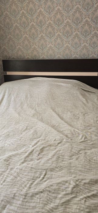 двуспальная кровать с матрасом