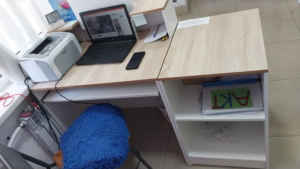 Продам 2 стола и приставку