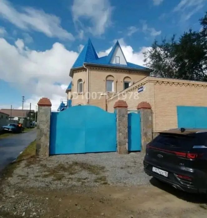 Трехэтажный коттедж в центре города
