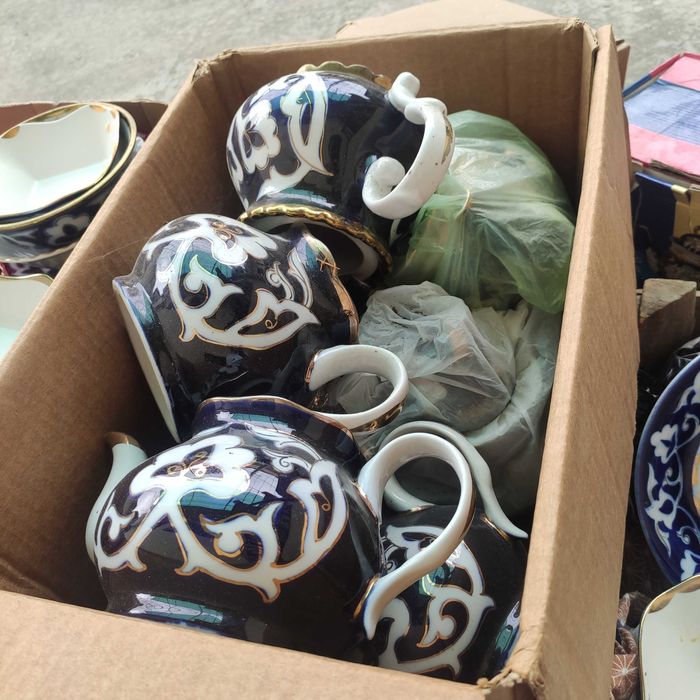 Пахта гуллик чойнак ва пиёлалар сотилади.