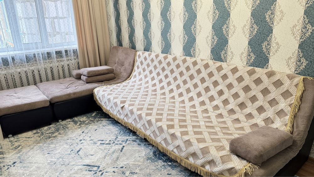 Коричневый диван