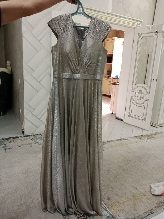 Платия вечерний серебристый