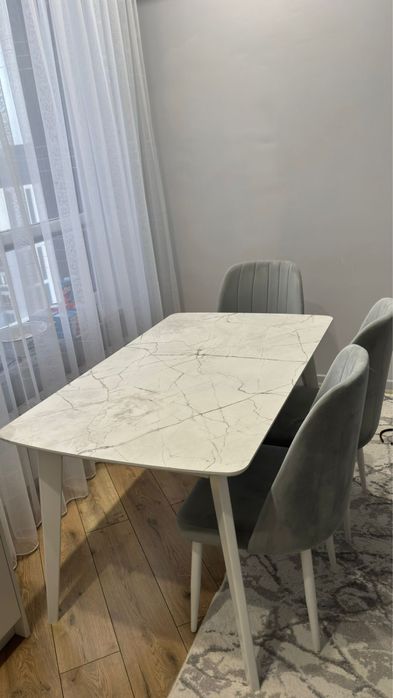 Стол и стулья.