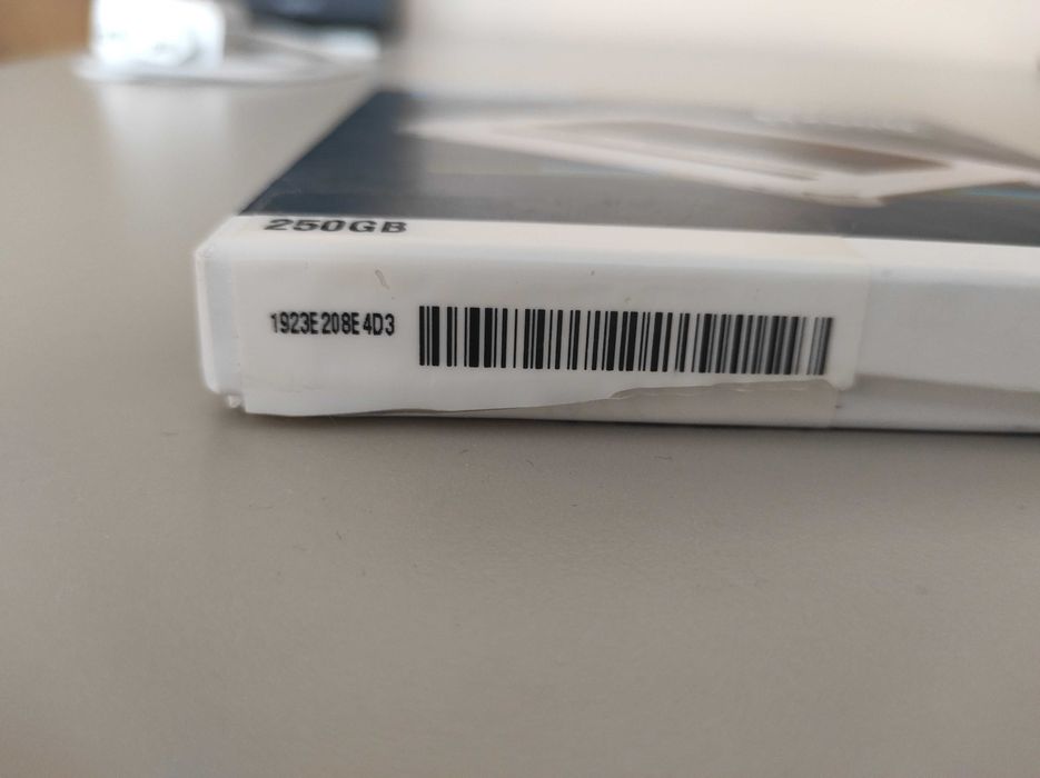 SSD - Crucial MX500 / 250 GB / 2.5 инча / SATA