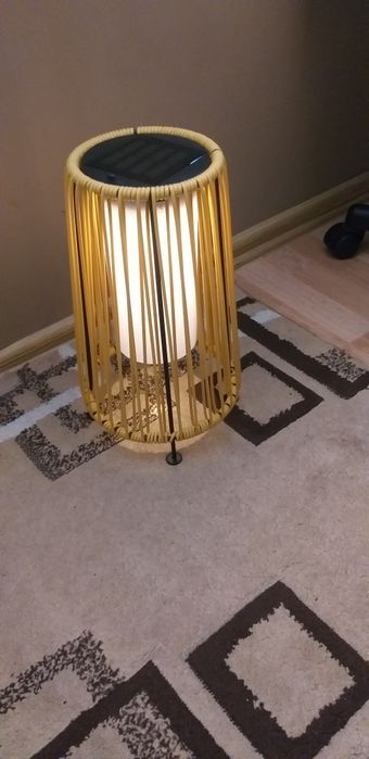 Lampa cu incarcare solara