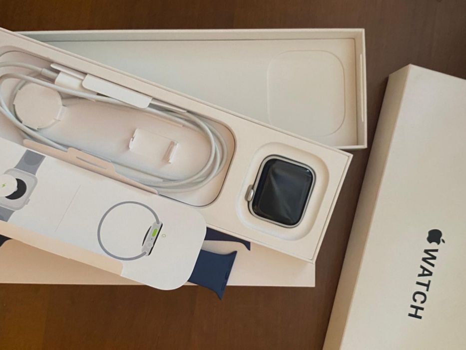 Продаю Apple Watch SE 2