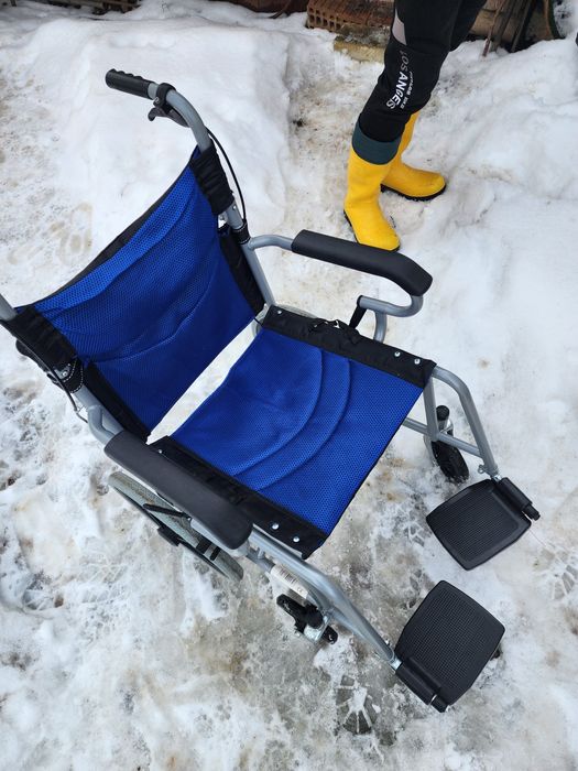 Vand scaun cu rotile