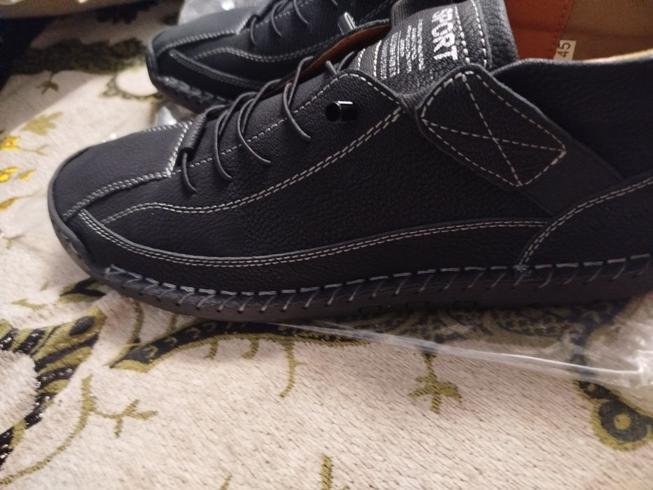 Стильные спортивные туфли