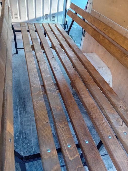 Пейки със метални крачета