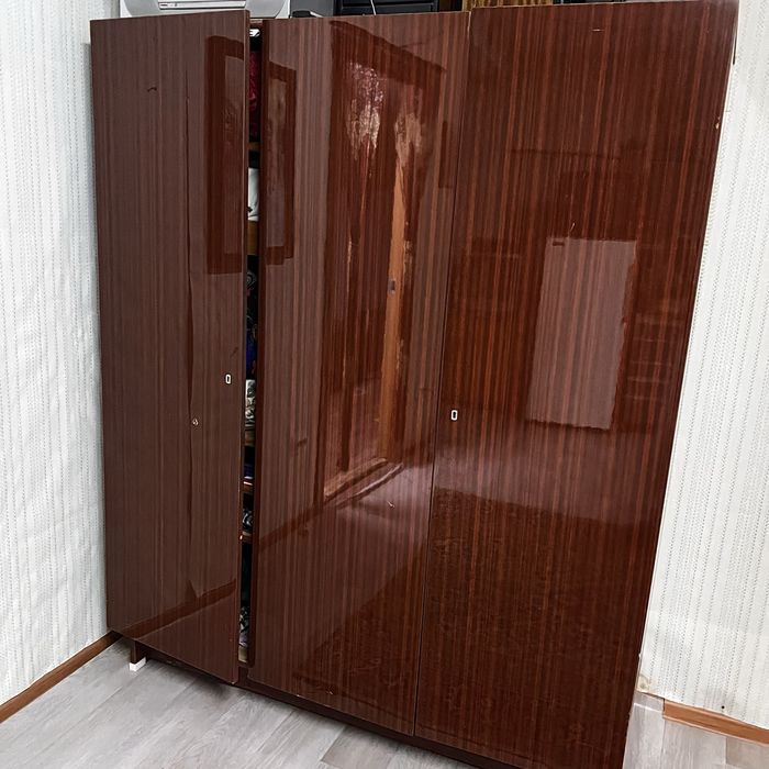 Шифоньер добротный бесплатно