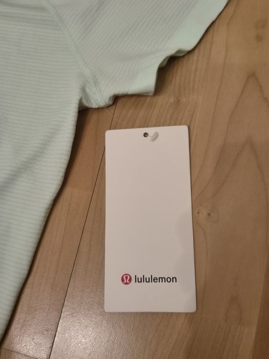 Чисто нов топ Lululemon