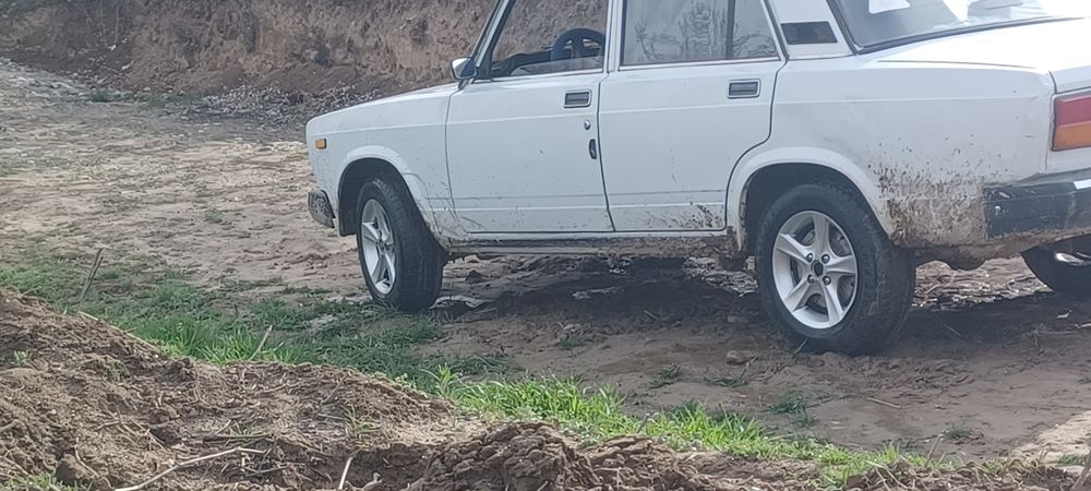 Vaz 2107 yili 2006 enjektor. Kraska petnosi bor udari yo‘q.