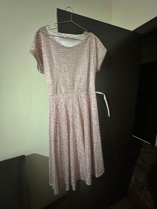 Платье розовое блястящее