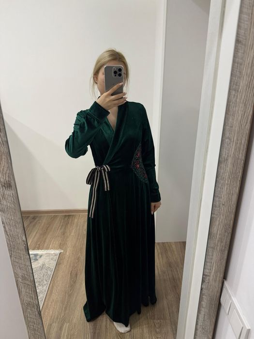 Платье в изумрудном цвете