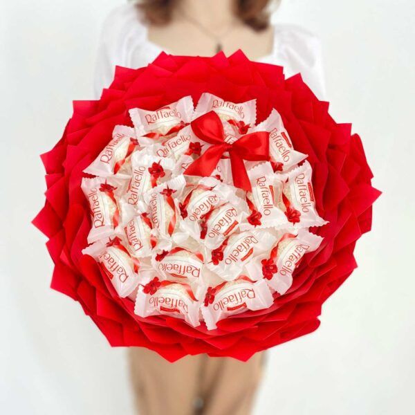 Букет из конфет Рафаэлло. Подарок девушке на 8 марта