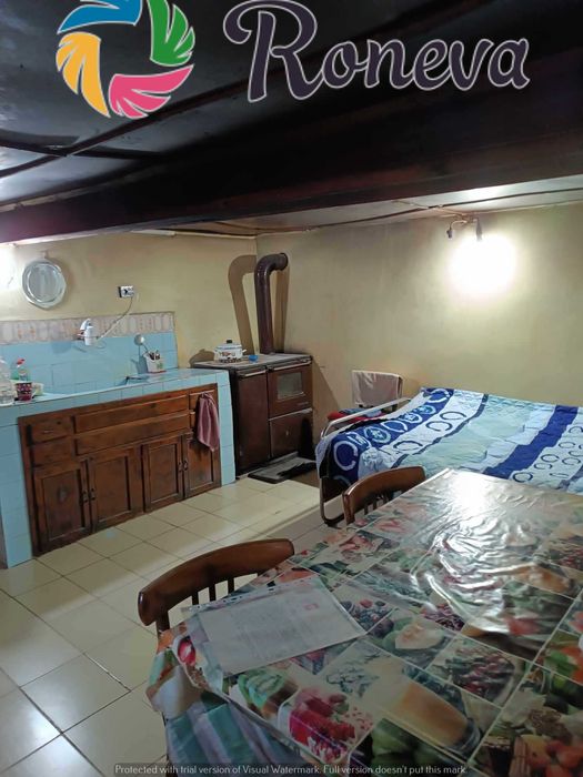 Дворно място с къща и гараж