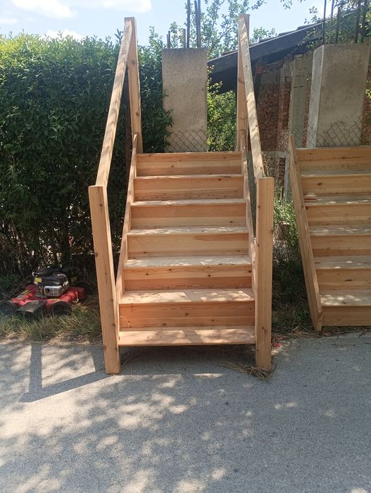 Дървено стълбище с парапет