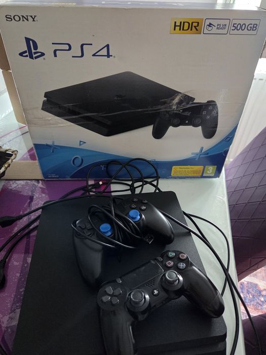 Vând PS 4 + 6 CD fifa si 2 buc controler