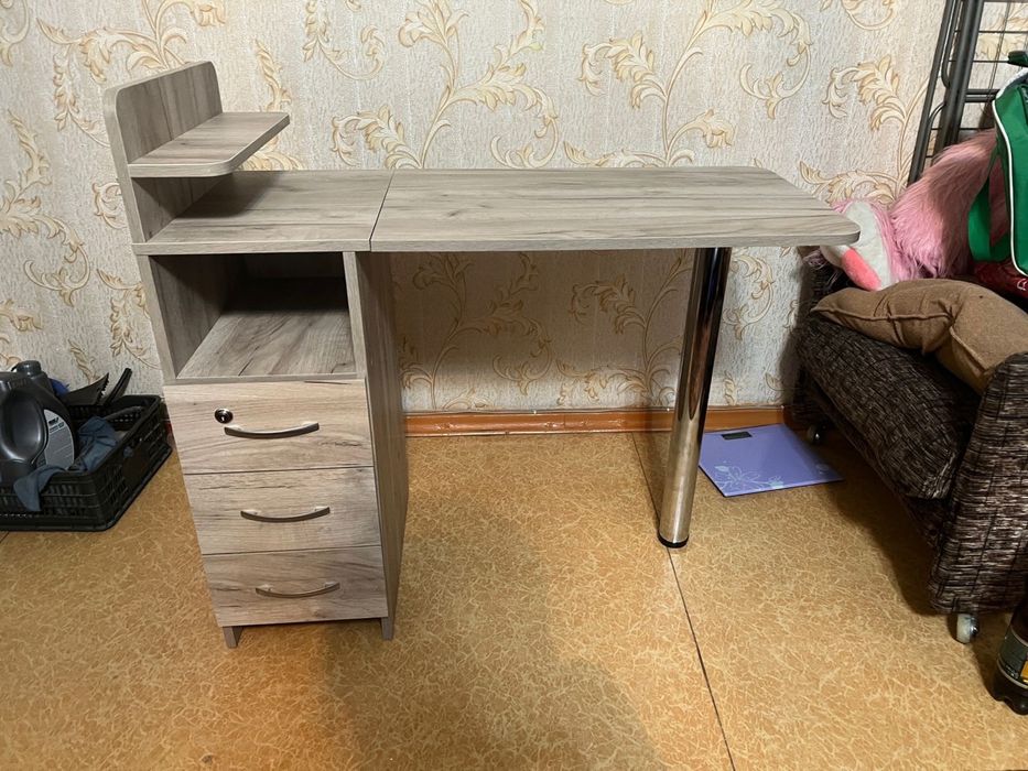 Стол моникюрный