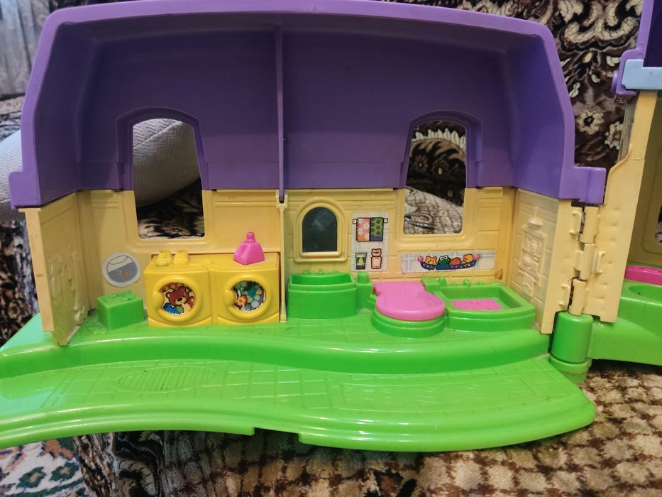 Игрушечный дом для кукол