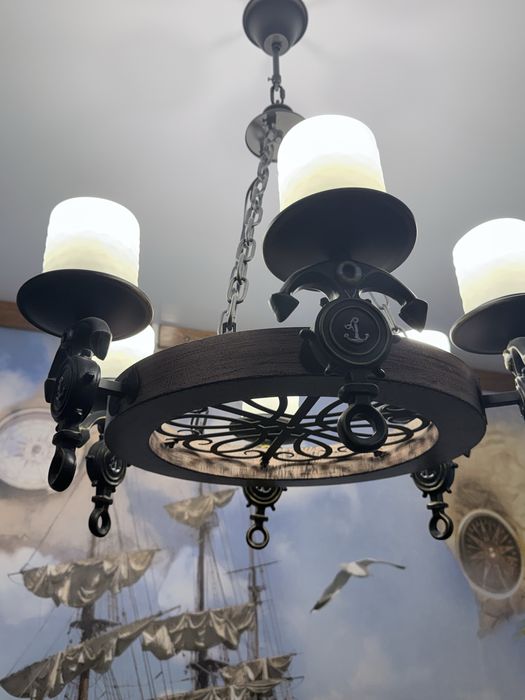 Люстра и шторы в морской тематике.