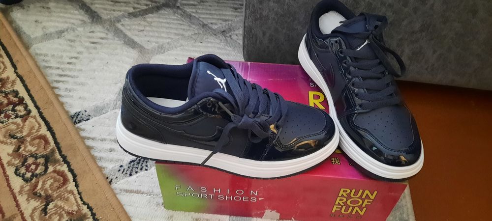 новые кроссовки синие