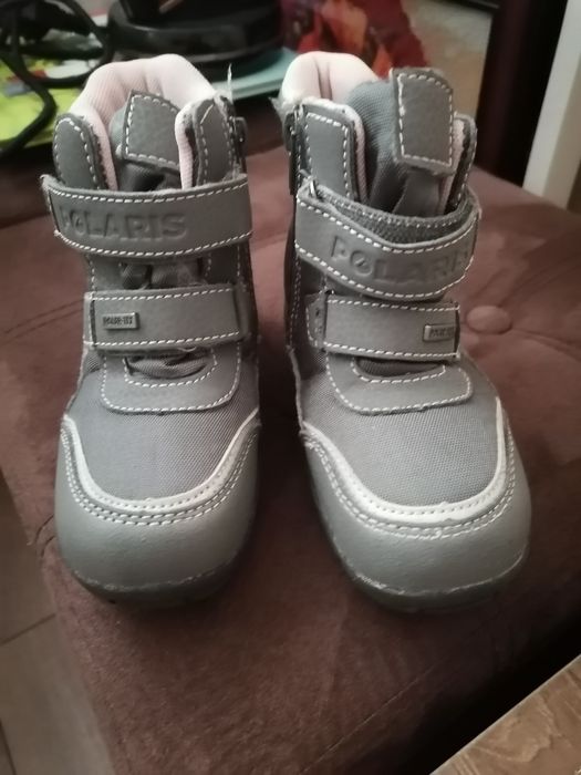 Продавам детски пантофи и кроксове