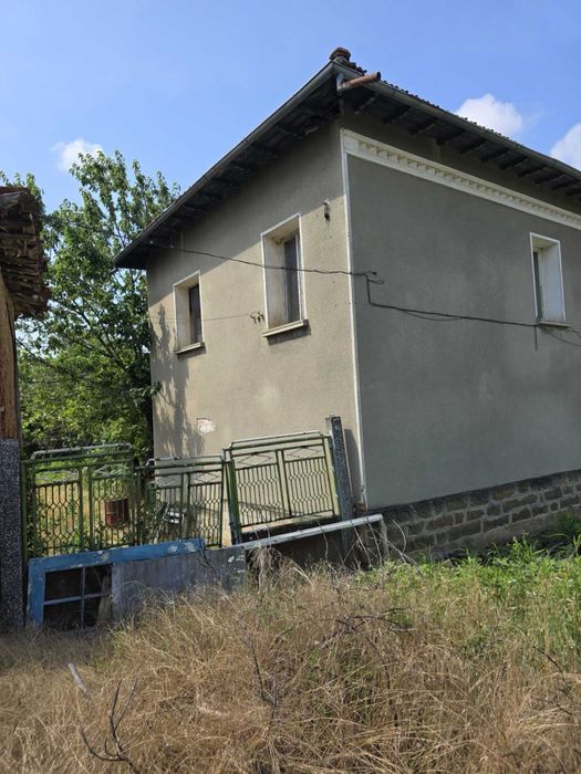 Самостоятелна двуетажна къща