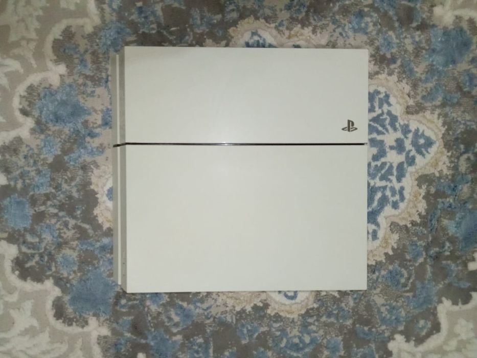 Продам срочно Sony PlayStation 4