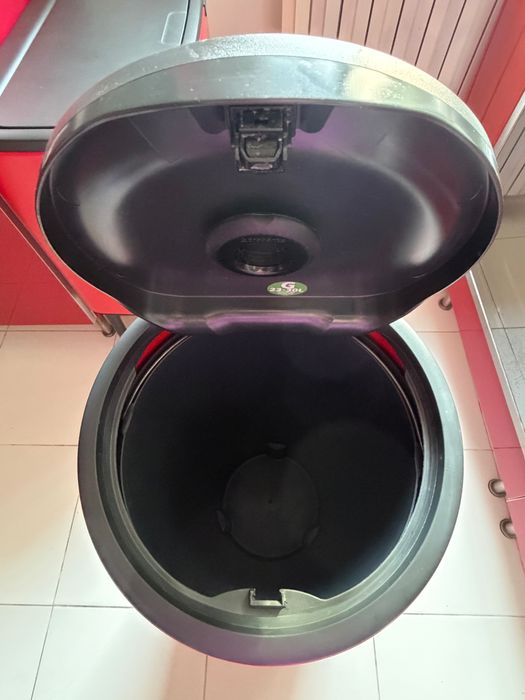 Cos de gunoi Brabantia Touch 30 L roșu – design premium, modelul nou