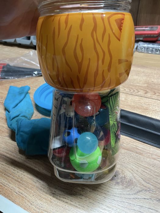 Продавам шише пълно със скачащи топчета