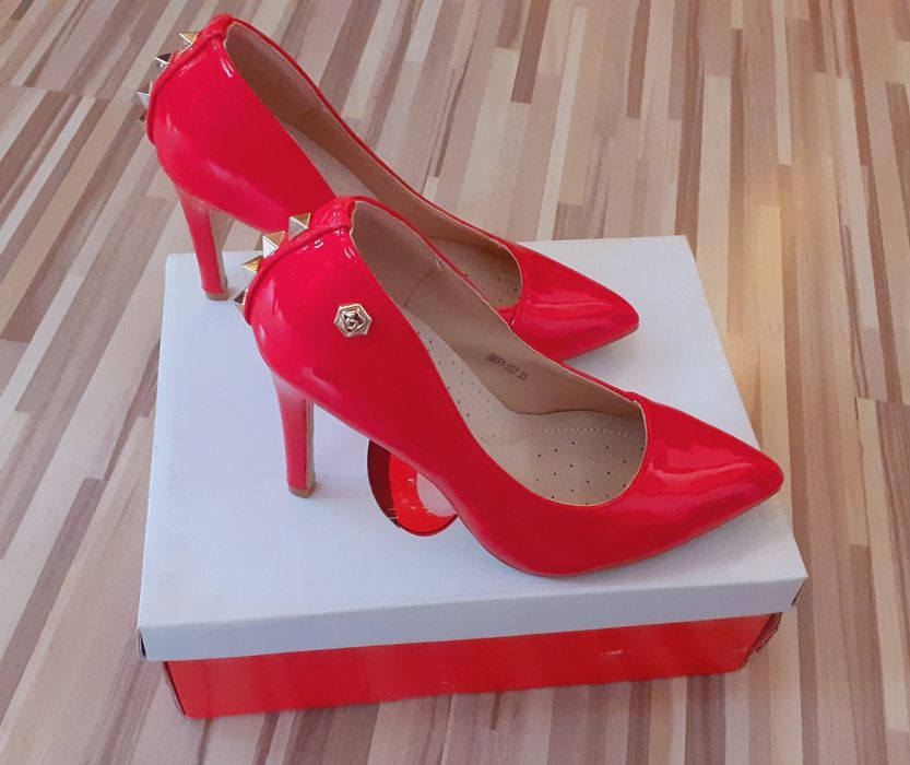Продавам - Дамски лачени елегантни, червени обувки - 35 номер
