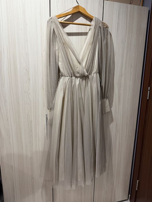 Бежова рокля с дълги ръкави