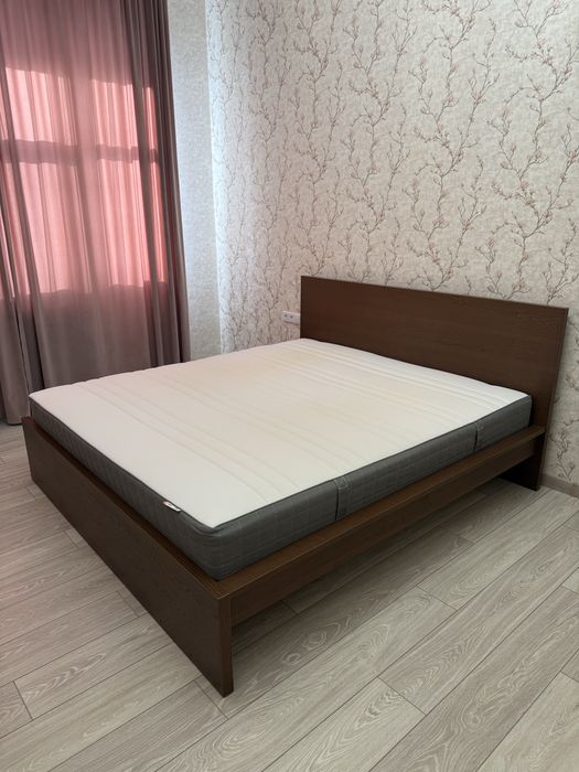 Кровать IKEA (2,0m*1,8m) с 2 тумбами и с матрасом (IKEA)