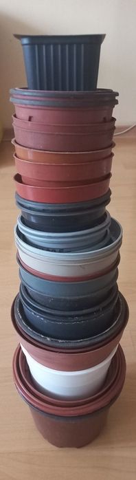 Буркани, стъклени шишета, метални халки и саксии