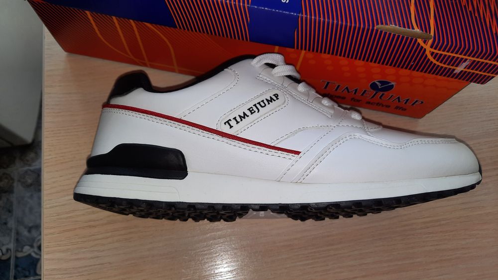 Новые кроссовки  р- 40.