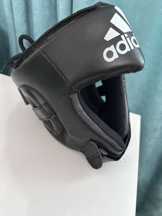 Боксерский шлем и перчатки