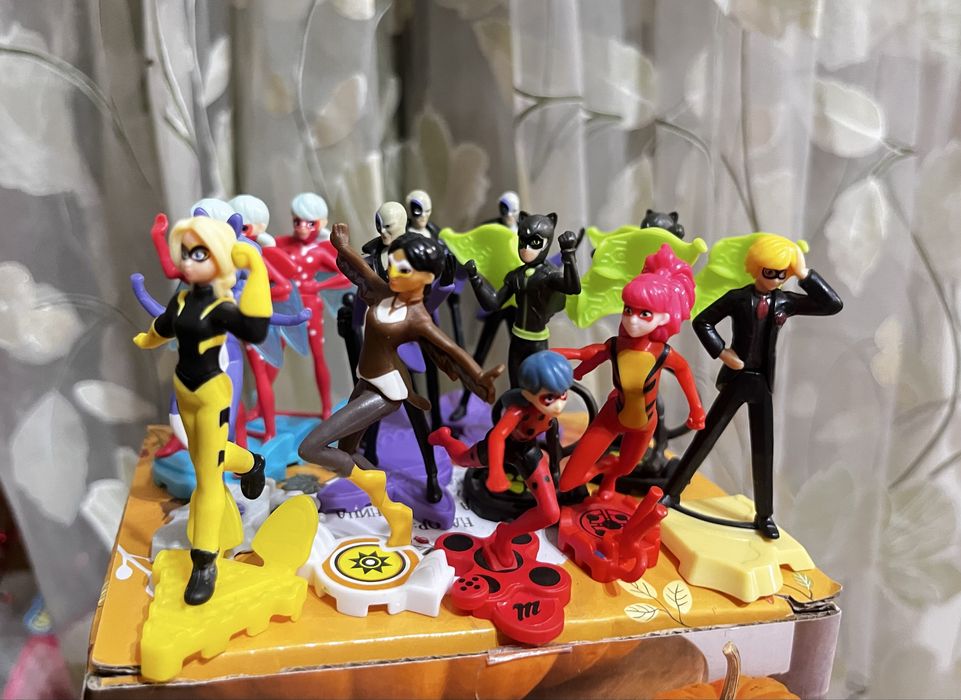 Серия фигурок из киндера леди баг