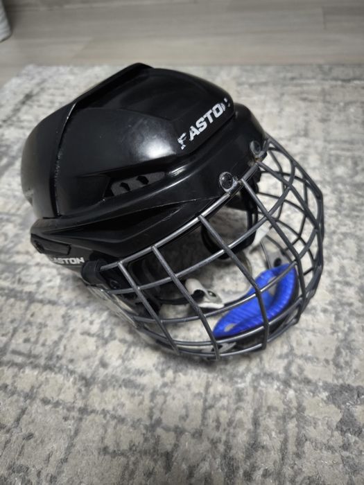 Продам шлем хоккейный .