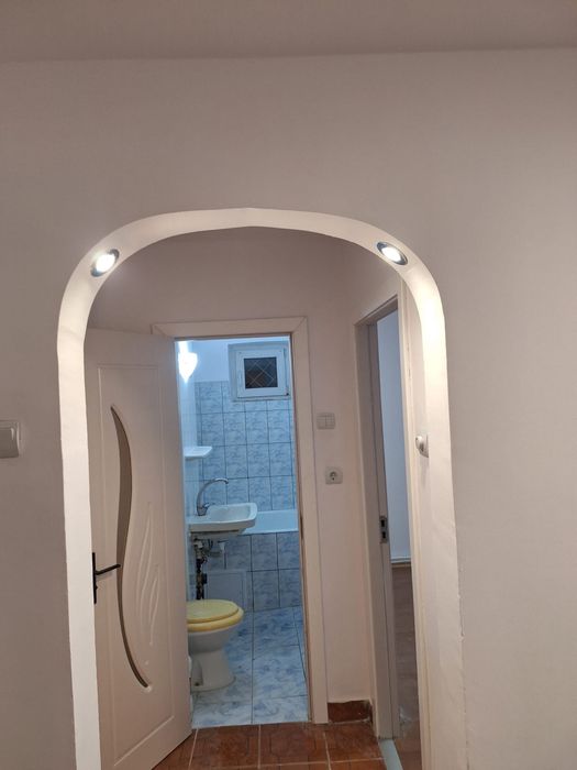 Inchiriez apartament 2 camere + living - parter - darmanesti