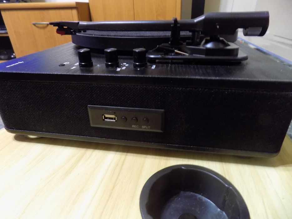 Грамофон "AUNA" и прахосмукачка "UFESA"Общо - 150 лв.